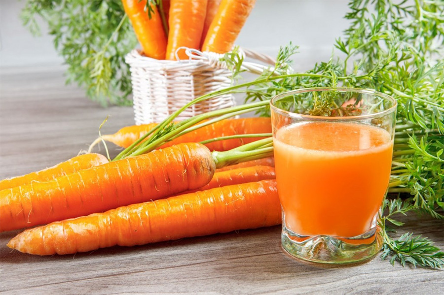 Uống gì để cân bằng nội tiết tố ? Đó là nước ép cà rốt chứa nhiều vitamin A giúp sản sinh estrogen