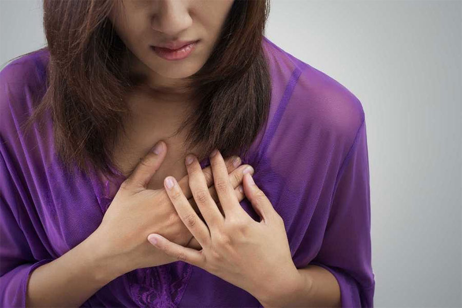Đánh trống ngực cũng được xem là các triệu chứng mãn kinh sớm