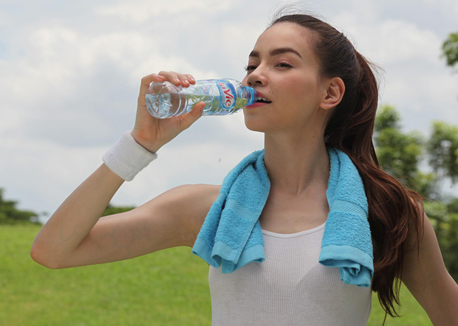 Khi đi bộ để giảm cân, cần bổ sung nước đầy đủ
