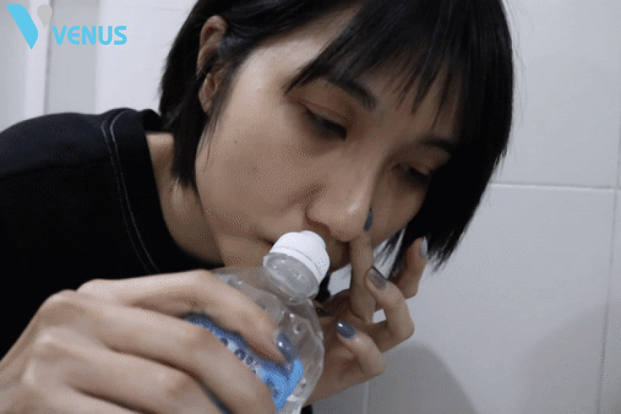 Rửa mũi với nước muối phòng bệnh xoang mũi