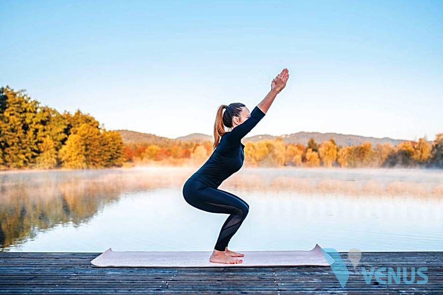 Cần tập đúng động tác và thẳng lưng - bài tập yoga giảm cân hiệu quả