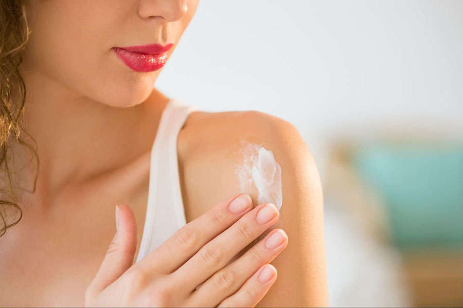 da mặt bị sạm đen phải làm sao? Sử dụng kem chống nắng là cách chữa da bị sạm đen tốt nhất giúp bảo vệ làn da khỏi tác động của tia UV
