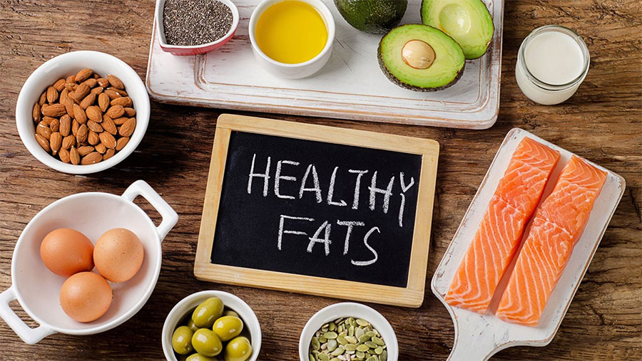 Ăn một chế độ ăn giàu chất béo lành mạnh cũng là cách trị mụn do rối loạn nội tiết tố