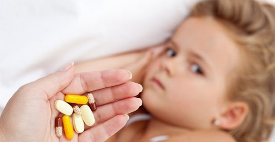 Bố mẹ thường điều trị viêm xoang cho trẻ nhỏ bằng thuốc