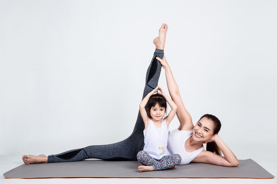 Mẹ cho con bú nên tập yoga để giảm cân sau sinh an toàn tại nhà
