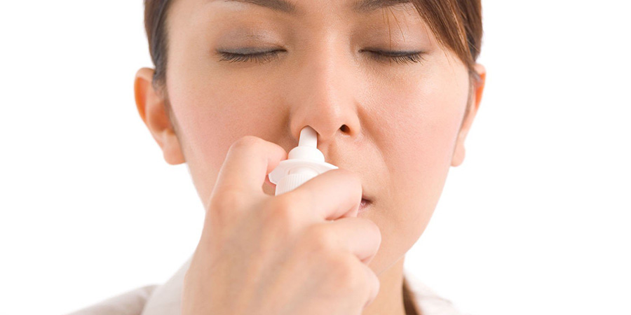 Loại bỏ các chất nhầy gây hại bằng cách xịt rửa mũi thường xuyên